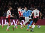 Eindhoven, 21 Oktober 2025
CL Wedstrijd PSV-Napolie, eindstand 6-2
Frank Anguissa met Guus Til