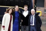 Den Haag 20 november 2025
 Prinses Amalia en haar vader Koning Willem Alexander bij de Grote Kerk, na de Bijzondere Verenigde Vergadering van de Eerste en Tweede Kamer, ter gelegenheid van de tachtigste verjaardag dat het parlement na de Tweede Wereldoorlog voor het eerst weer in gezamenlijkheid bijeenkwam. Eerste Kamervoorzitter Mei Li Vos Tweede Kamervoorzitter Thom van Campenvingen ze op .. Frits Barend en dochter Barbara Barend tezamen met lijsttrekker Mirjam Bikker en (klein)zoon Seb.