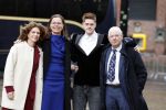 Den Haag 20 november 2025
 Prinses Amalia en haar vader Koning Willem Alexander bij de Grote Kerk, na de Bijzondere Verenigde Vergadering van de Eerste en Tweede Kamer, ter gelegenheid van de tachtigste verjaardag dat het parlement na de Tweede Wereldoorlog voor het eerst weer in gezamenlijkheid bijeenkwam. Eerste Kamervoorzitter Mei Li Vos Tweede Kamervoorzitter Thom van Campenvingen ze op .. Frits Barend en dochter Barbara Barend tezamen met lijsttrekker Mirjam Bikker en (klein)zoon Seb.