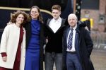 Den Haag 20 november 2025
 Prinses Amalia en haar vader Koning Willem Alexander bij de Grote Kerk, na de Bijzondere Verenigde Vergadering van de Eerste en Tweede Kamer, ter gelegenheid van de tachtigste verjaardag dat het parlement na de Tweede Wereldoorlog voor het eerst weer in gezamenlijkheid bijeenkwam. Eerste Kamervoorzitter Mei Li Vos Tweede Kamervoorzitter Thom van Campenvingen ze op .. Frits Barend en dochter Barbara Barend tezamen met lijsttrekker Mirjam Bikker en (klein)zoon Seb.