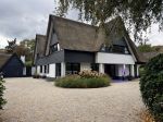 Blaricum 17 oktober 2025
Perspresentatie eerste aflevering Gooische vrouwen met oa aanwezig Linda de Mol Susan Visser Liews Visschedijk Teunie de Brouwer Tommy v Lent Robert de Hoog en Eefje Kuijtzer. De vila waar Gooische vrouwen opgenomen wordt
