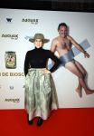 Amsterdam 4 november 2025
Premiere Augurk aan zee in Tuschinski met de cast die bestaat uit oa Monic Hendrickx Martin v Waardenberg Olga Zuiderhoek Jelka v Houten Frank Lammers Peter v d Begin en Tibor Lukacs. Robert v Hemert heeft de titelsong geschreven . Hadewych Minis