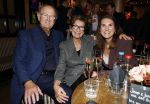 Amsterdam 26 oktober 2025
Boekpresentatie boek over 80 jaar het DeLaMar theater . Simone Kleinsma kreg uit handen van Janine v d Ende en Joop v d Ende het eerste exemplaar. Joop v d Ende Iris v d Ende en Janine v d Ende