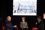 Amsterdam 26 oktober 2025
Boekpresentatie boek over 80 jaar het DeLaMar theater . Simone Kleinsma kreg uit handen van Janine v d Ende en Joop v d Ende het eerste exemplaar. Cornald Maas verzorgde de presentatie