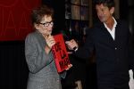 Amsterdam 26 oktober 2025
Boekpresentatie boek over 80 jaar het DeLaMar theater . Simone Kleinsma kreg uit handen van Janine v d Ende en Joop v d Ende het eerste exemplaar. Cornald Maas verzorgde de presentatie