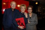 Amsterdam 26 oktober 2025
Boekpresentatie boek over 80 jaar het DeLaMar theater . Simone Kleinsma kreg uit handen van Janine v d Ende en Joop v d Ende het eerste exemplaar.