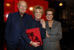 Amsterdam 26 oktober 2025
Boekpresentatie boek over 80 jaar het DeLaMar theater . Simone Kleinsma kreg uit handen van Janine v d Ende en Joop v d Ende het eerste exemplaar.