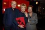 Amsterdam 26 oktober 2025
Boekpresentatie boek over 80 jaar het DeLaMar theater . Simone Kleinsma kreg uit handen van Janine v d Ende en Joop v d Ende het eerste exemplaar.