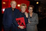 Amsterdam 26 oktober 2025
Boekpresentatie boek over 80 jaar het DeLaMar theater . Simone Kleinsma kreg uit handen van Janine v d Ende en Joop v d Ende het eerste exemplaar.