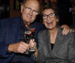 Amsterdam 26 oktober 2025
Boekpresentatie boek over 80 jaar het DeLaMar theater . Simone Kleinsma kreg uit handen van Janine v d Ende en Joop v d Ende het eerste exemplaar.