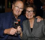 Amsterdam 26 oktober 2025
Boekpresentatie boek over 80 jaar het DeLaMar theater . Simone Kleinsma kreg uit handen van Janine v d Ende en Joop v d Ende het eerste exemplaar.