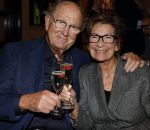 Amsterdam 26 oktober 2025
Boekpresentatie boek over 80 jaar het DeLaMar theater . Simone Kleinsma kreg uit handen van Janine v d Ende en Joop v d Ende het eerste exemplaar.