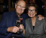 Amsterdam 26 oktober 2025
Boekpresentatie boek over 80 jaar het DeLaMar theater . Simone Kleinsma kreg uit handen van Janine v d Ende en Joop v d Ende het eerste exemplaar.