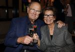 Amsterdam 26 oktober 2025
Boekpresentatie boek over 80 jaar het DeLaMar theater . Simone Kleinsma kreg uit handen van Janine v d Ende en Joop v d Ende het eerste exemplaar.