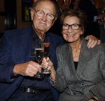Amsterdam 26 oktober 2025
Boekpresentatie boek over 80 jaar het DeLaMar theater . Simone Kleinsma kreg uit handen van Janine v d Ende en Joop v d Ende het eerste exemplaar.