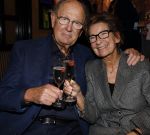 Amsterdam 26 oktober 2025
Boekpresentatie boek over 80 jaar het DeLaMar theater . Simone Kleinsma kreg uit handen van Janine v d Ende en Joop v d Ende het eerste exemplaar.