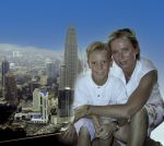 Kuala Lumpur 3 juni 2000
terugreis naar Amsterdam
lunchen in de KL Tower
Ingeborg Smulders en Junior Smulders

PETER SMULDERS BV