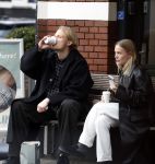 Amsterdam 28 november 2025
Kasper Dolberg met zijn vrouw Laerke Julie Dolberg op terras en straat in Amsterdam zuid.