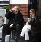 Amsterdam 28 november 2025
Kasper Dolberg met zijn vrouw Laerke Julie Dolberg op terras en straat in Amsterdam zuid.