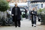 Amsterdam 28 november 2025
Kasper Dolberg met zijn vrouw Laerke Julie Dolberg op terras en straat in Amsterdam zuid.