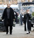 Amsterdam 28 november 2025
Kasper Dolberg met zijn vrouw Laerke Julie Dolberg op terras en straat in Amsterdam zuid.