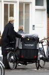 Amsterdam 28 november 2025
Kasper Dolberg met zijn vrouw Laerke Julie Dolberg op terras en straat in Amsterdam zuid.