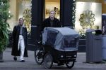 Amsterdam 28 november 2025
Kasper Dolberg met zijn vrouw Laerke Julie Dolberg op terras en straat in Amsterdam zuid.