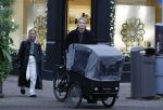 Amsterdam 28 november 2025
Kasper Dolberg met zijn vrouw Laerke Julie Dolberg op terras en straat in Amsterdam zuid.