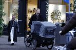 Amsterdam 28 november 2025
Kasper Dolberg met zijn vrouw Laerke Julie Dolberg op terras en straat in Amsterdam zuid.