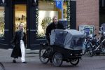 Amsterdam 28 november 2025
Kasper Dolberg met zijn vrouw Laerke Julie Dolberg op terras en straat in Amsterdam zuid.