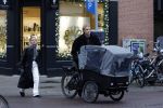 Amsterdam 28 november 2025
Kasper Dolberg met zijn vrouw Laerke Julie Dolberg op terras en straat in Amsterdam zuid.