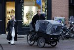 Amsterdam 28 november 2025
Kasper Dolberg met zijn vrouw Laerke Julie Dolberg op terras en straat in Amsterdam zuid.