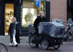 Amsterdam 28 november 2025
Kasper Dolberg met zijn vrouw Laerke Julie Dolberg op terras en straat in Amsterdam zuid.