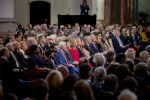 Den Haag 20 november 2025
 Prinses Amalia en haar vader Koning Willem Alexander bij de Grote Kerk, na de Bijzondere Verenigde Vergadering van de Eerste en Tweede Kamer, ter gelegenheid van de tachtigste verjaardag dat het parlement na de Tweede Wereldoorlog voor het eerst weer in gezamenlijkheid bijeenkwam. Eerste Kamervoorzitter Mei Li Vos Tweede Kamervoorzitter Thom van Campenvingen ze op .