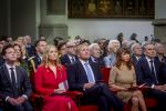 Den Haag 20 november 2025
 Prinses Amalia en haar vader Koning Willem Alexander bij de Grote Kerk, na de Bijzondere Verenigde Vergadering van de Eerste en Tweede Kamer, ter gelegenheid van de tachtigste verjaardag dat het parlement na de Tweede Wereldoorlog voor het eerst weer in gezamenlijkheid bijeenkwam. Eerste Kamervoorzitter Mei Li Vos Tweede Kamervoorzitter Thom van Campenvingen ze op .