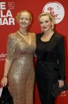 Amsterdam 30 november 2025
80 jaar het DeLaMar theater . Lone van Roosendaal poseert met Hilke Bierman