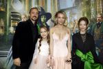 Amsterdam 18 november 2025
Premiere Wicked in het deLaMar theater . Louis Klibansky met vrouw Susanna Klibansky en hun kinderen