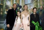 Amsterdam 18 november 2025
Premiere Wicked in het deLaMar theater . Louis Klibansky met vrouw Susanna Klibansky en hun kinderen