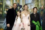 Amsterdam 18 november 2025
Premiere Wicked in het deLaMar theater . Louis Klibansky met vrouw Susanna Klibansky en hun kinderen