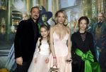Amsterdam 18 november 2025
Premiere Wicked in het deLaMar theater . Louis Klibansky met vrouw Susanna Klibansky en hun kinderen