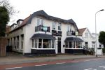 Noordwijk 15 november 2025
Het B&B van Martien Meiland en Erica Meiland staat bij 2 makelaars te koop . De prijs is nu 1650000 euro . Ze begonnen met een vraagprijs van 2 miljoen .