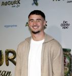 Amsterdam 4 november 2025
Premiere Augurk aan zee in Tuschinski met de cast die bestaat uit oa Monic Hendrickx Martin v Waardenberg Olga Zuiderhoek Jelka v Houten Frank Lammers Peter v d Begin en Tibor Lukacs. Robert v Hemert heeft de titelsong geschreven . Mingus Claessen