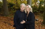 Naarden 3 november 2025
Presentatie nieuwe serie de Frogers met aanwezig Rene Froger Natasja Froger Danny Froger Ann Dominique Wilten Natascha Froger Matthijs Timmermans Charlie Didier Froger Sammy Verheij Maxim Froger en Ruby Celine met hun zoontje.