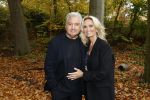 Naarden 3 november 2025
Presentatie nieuwe serie de Frogers met aanwezig Rene Froger Natasja Froger Danny Froger Ann Dominique Wilten Natascha Froger Matthijs Timmermans Charlie Didier Froger Sammy Verheij Maxim Froger en Ruby Celine met hun zoontje.