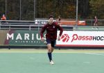 Den Haag 2 november 2025
Rob Jetten gaat bij de hockeywedstrijd klein Zwitserland- Bloemendaal kijken . 
Partner Nicolas Keenan doet alleen tijdens de warming up mee ivm een blessure . 
Daarna kikjken ze samen in de regen onder een paraplu naar de wedstrijd.