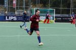 Den Haag 2 november 2025
Rob Jetten gaat bij de hockeywedstrijd klein Zwitserland- Bloemendaal kijken . 
Partner Nicolas Keenan doet alleen tijdens de warming up mee ivm een blessure . 
Daarna kikjken ze samen in de regen onder een paraplu naar de wedstrijd.