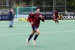 Den Haag 2 november 2025
Rob Jetten gaat bij de hockeywedstrijd klein Zwitserland- Bloemendaal kijken . 
Partner Nicolas Keenan doet alleen tijdens de warming up mee ivm een blessure . 
Daarna kikjken ze samen in de regen onder een paraplu naar de wedstrijd.