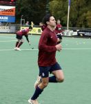 Den Haag 2 november 2025
Rob Jetten gaat bij de hockeywedstrijd klein Zwitserland- Bloemendaal kijken . 
Partner Nicolas Keenan doet alleen tijdens de warming up mee ivm een blessure . 
Daarna kikjken ze samen in de regen onder een paraplu naar de wedstrijd.