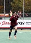 Den Haag 2 november 2025
Rob Jetten gaat bij de hockeywedstrijd klein Zwitserland- Bloemendaal kijken . 
Partner Nicolas Keenan doet alleen tijdens de warming up mee ivm een blessure . 
Daarna kikjken ze samen in de regen onder een paraplu naar de wedstrijd.