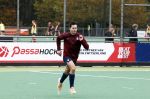 Den Haag 2 november 2025
Rob Jetten gaat bij de hockeywedstrijd klein Zwitserland- Bloemendaal kijken . 
Partner Nicolas Keenan doet alleen tijdens de warming up mee ivm een blessure . 
Daarna kikjken ze samen in de regen onder een paraplu naar de wedstrijd.